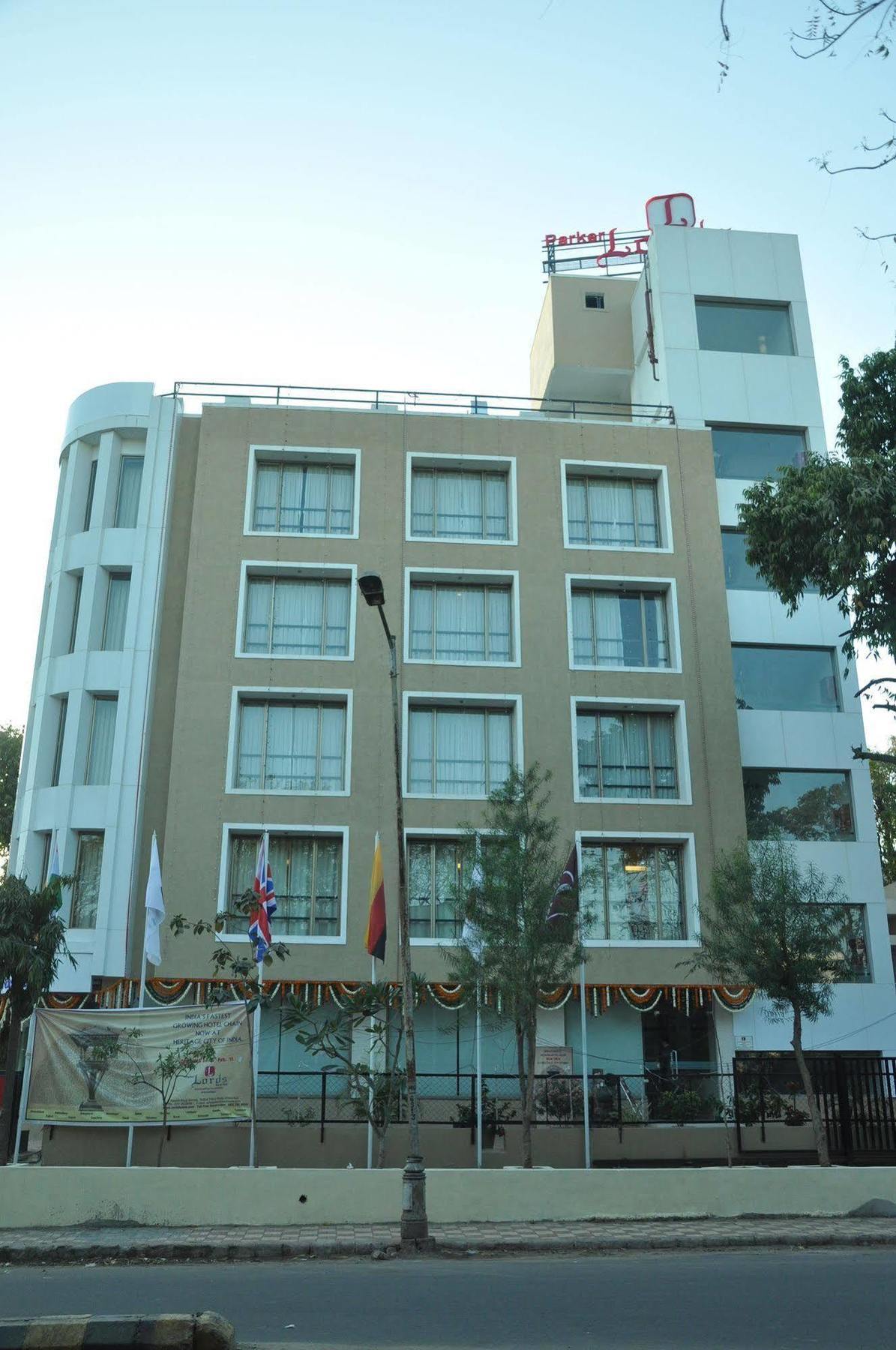 Treebo Trend Hotel Parker 아흐메다바드 외부 사진